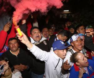 Decenas de aficionados del Olimpia se dieron cita en el hotel donde se concentraron los jugadores y el equipo técnico del equipo de sus amores previo a la gran final del Torneo Apertura 2023.