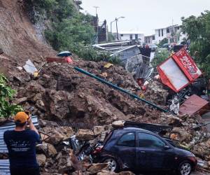 Además, en Acapulco, habitantes comenzaron a realizar saqueos, mientras la Guardia Nacional y la Marina intentaban controlar la situación.