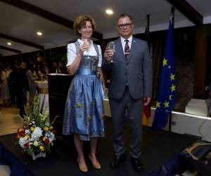 Daniela Vogl, embajadora de Alemania en Honduras, y Antonio García, vicecanciller de la República.