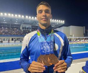 Julio Horrego posó orgulloso junto a las tres medallas que ganó con su destreza y talento en El Salvador.