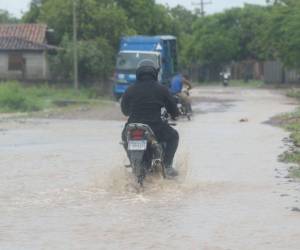Las autoridades decretaron alerta roja ante el riesgo por inundaciones, derrumbes y deslizamientos.