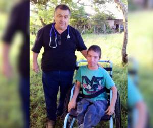 El doctor Elvis Guillén y Óscar Osorio se hicieron buenos amigos luego de intercambiar palabras y sonrisas en la entrega de la silla.