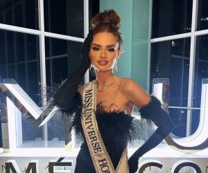 Stephanie Cam, Miss Honduras 2024, deslumbró con su estilismo festivo y atrevido durante la cena del Miss Universo 2024, celebrada en Ciudad de México.