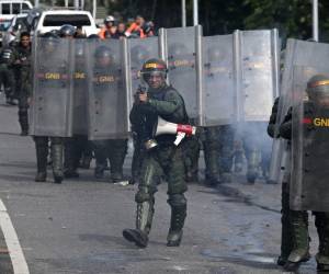 La militarizada Guardia Nacional salió luego a las calles a disolver con gases y perdigones algunas protestas postelectorales.