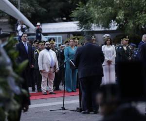 Desde el Parque Central de Tegucigalpa se inauguraron los actos de conmemoración de los 203 años de independencia patria este domingo 15 de septiembre, en presencia de los presidentes de los poderes del Estado. A continuación una secuencia de las mejores imágenes.