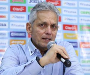 Reinaldo Rueda reacciona a los errores defensivos de la Selección de Honduras.