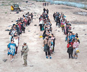 De los detenidos en EUA, más de 82,000 fueron adultos solos, unos 97,000 núcleos familiares y más de 33,000 fueron menores que viajaban no acompañados.