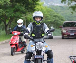 El equipo de protección para motociclistas va más allá de utilizar un casco, pues las lesiones sufridas en un accidente pueden ocurrir en cualquier parte del cuerpo.