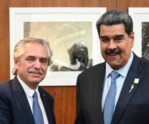 <b>El expresidente argentino Alberto Fernández junto a Nicolás Maduro, mandatario venezolano.</b>