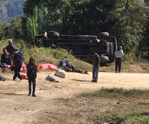 El carro quedó al lado de la empinada calle.