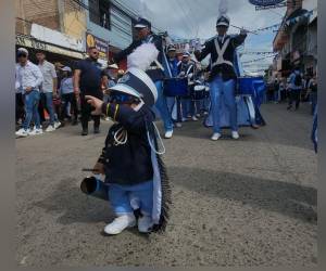 El pasado 15 de septiembre se vivió una jornada cívica en todo el país, gracias a los desfiles patrios que se realizaron en honor de la independencia de Honduras. En ese sentido, muchos estudiantes desfilaron luciendo sus mejores galas para celebrar el 203 aniversario. Pero, uno de los educandos que llamó la atención fue Cristian “El Chaparro”, del Instituto Cosme García C, de Danlí.