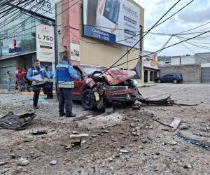 El vehículo en el que viajaban quedó totalmente destruido en su parte frontal.