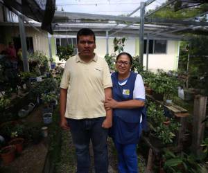 Jeremy Amador junto a su madre Odalia Alvarado en el taller del Medio Ambiente en el Instituto Psicopedagógico Juana Leclerc