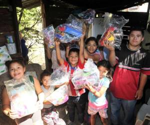 El trineo de EL HERALDO visitó varios hogares para entregar juguetes a los niños, que con sorpresa e ilusión agradecieron al equipo por regalar un poquito de amor y esperanza.