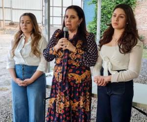 Ana García anunció el lanzamiento de su candidatura presidencial este martes en compañía de sus dos hijas en su residencia en Tegucigalpa.