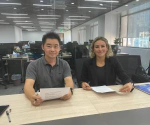 <i>La presidenta de Sercargo Logistics, Karla Matamoros de Cruz en la firma de contrato de apertura de operaciones en Shenzhen, China.</i>