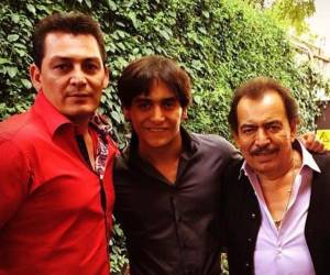 José Manuel Figueroa junto a su hermano Julián y su padre Joan Sebastian.