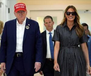 Los atuendos de Melania y Donald Trump no pasaron desapercibidos mientras se dirigían a emitir su voto en el Centro de Recreación Mandel en West Palm Beach, Florida, Estados Unidos, en el día de las elecciones.