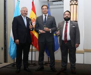 Eduardo Enrique Reina, canciller de la República, Diego Nuño, embajador de España en Honduras, y Luis Redondo, presidente del Congreso Nacional.