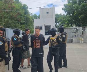 El “Baby Skinny” y “El Eficaz” fueron los integrantes de la Pandilla Barrio 18 que se sumaron a la lista de detenidos durante la “Operación Candado Valle de Sula” tras suponerlos responsables de la masacre en la colonia La Victoria, en el municipio de Choloma, en el departamento de Cortés.