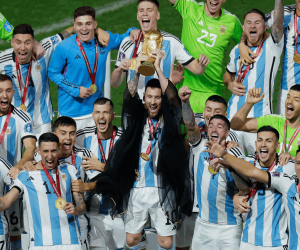 Vestido con una túnica negra, típica del mundo árabe, Lionel <b>Messi</b> alzó la Copa del Mundo este domingo en el estadio de Lusail en Doha.