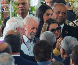 Lula da Silva se mostró muy conmovido durante el funeral del “Rey del Fútbol” en el estadio del Santos.