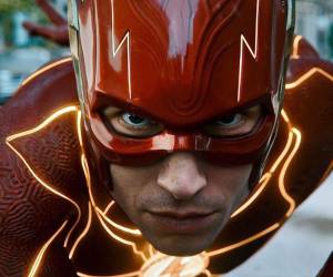 The Flash exterioriza su amor por los cómics que la inspiraron. Ezra Miller se mete en la piel del personaje que viaja entre líneas atemporales.