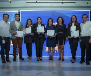 <i>Miembros del equipo de Alcance celebran la entrega oficial de la Certificación COPC GMD, destacando su compromiso con la excelencia operativa y la calidad en el servicio de call center.</i>