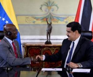 El presidente de Venezuela Nicolás Maduro (D) y el primer ministro de Trinidad y Tobago Keith Rowley (I) durante una reunión en el palacio de Miraflores el 5 de diciembre de 2016 en Caracas.