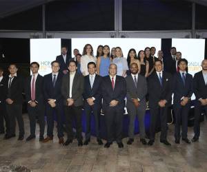 <i>Ejecutivos de HonduFuturo, junto a los profesionales seleccionados, celebran el compromiso con la educación.</i>