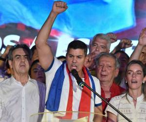 El candidato presidencial paraguayo por el Partido Colorado, Santiago Peña, celebra con los miembros de su partido después de ganar las elecciones presidenciales en Asunción el 30 de abril de 2023.