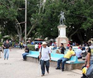 A diario decenas de capitalinos frecuentan la plaza central, un punto emblemático en el corazón del Centro Histórico de Tegucigalpa.