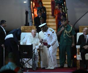 Papa Francisco a su llegada al aeropuerto de Papúa Nueva Guinea fue recibido con una ceremonia por el vice primer ministro, John Rosso.