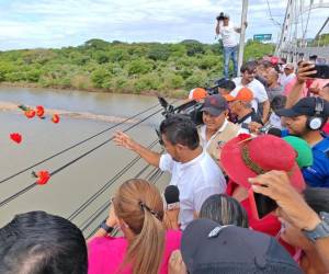 El 22 de octubre de 1998, Honduras sufrió severos daños tras unos de los desastres naturales más catastróficos hasta el momento: el huracán Mitch. Hoy, Choluteca, en conmemoración a los desaparecidos, esparció flores de colores desde el conocido puente de la ciudad.