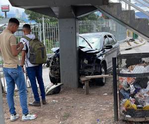 El vehículo colisionado sufrió fuertes daños en su parte delantera.