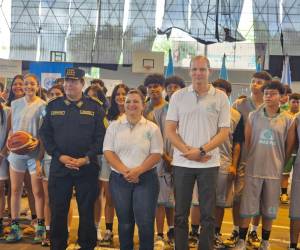 Los jóvenes lucieron felices sus uniformes y listos para dar lo mejor en la cancha.