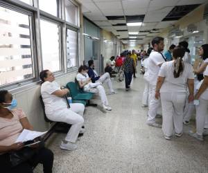 De acuerdo con algunos médicos en ejercicio de su profesión, históricamente muchos estudiantes de Medicina y de especialidades han sufrido abusos de algunos docentes o especialistas.