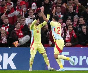 Mikel Oyarzabal celebra el primer gol del encuentro.