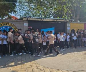 Los alumnos y padres de familia del Centro Básico Perfecto H. Bobadilla de Chamelecón exigen que les devuelvan los maestros que les llevaron las autoridades educativas