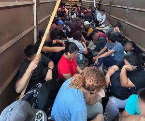 Bajo sofocantes temperaturas, el nutrido grupo de personas que transitaban de manera irregular en México fueron rescatados por las autoridades de migración.