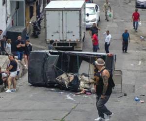 El vehículo tipo pick-up volcó tras perder el control en la empinada subida que conecta con el Parque La Concordia.