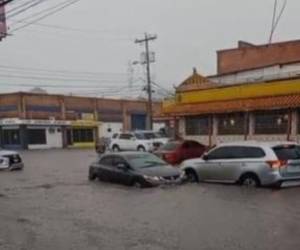 Anegado El Prado tras una hora de lluvia en la capital