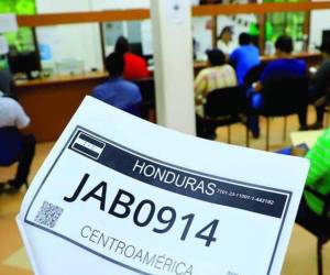 El Instituto de la Propiedad sigue otorgando placas de papel debido a la falta de placas metálicas.