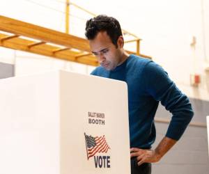 Vivek Ramaswamy, candidato presidencial republicano, llena su boleta el día de las elecciones en Columbus, Ohio.