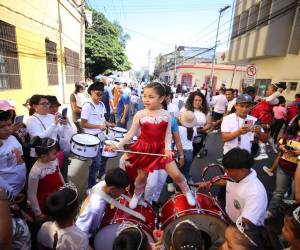 Los más de 100 jardines bailaron al ritmo de los tambores en las principales calles de la capital.