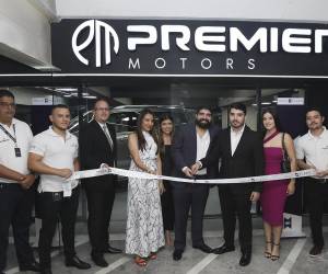 Momento del corte de cinta durante la inauguración oficial de Premier Motors en Multiplaza, marcando un nuevo capítulo en la experiencia automotriz en Honduras.