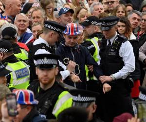 Detenidos, gritos y abucheos se escuchó y se vio en las calles de Londres cuando pasaban la carroza real con el rey Carlos III y la reina Camila. Muchos manifestaban no tener rey y que se debía elegir en el país si se debería tener o no monarquía.