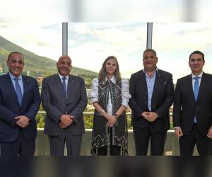 Javier Atala - Presidente Ejecutivo de Banco Ficohsa Camilo Atala, Presidente de la Junta Directiva de Grupo Financiero Ficohsa, Luis Atala - Vice-Presidente Ejecutivo del Grupo Financiero Ficohsa, Enzo Bizzarro, Presidente Ejecutivo de ASESUISA y Juana Francisca Llano, Presidenta de Suramericana, concretando la firma de acuerdo entre Suramericana y Ficohsa.