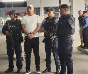 Momento que el extraditable Sergio González Bobadilla esperaba el vuelo para salir rumbo a Costa Rica.