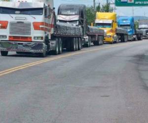 Extensas filas de transporte pesado desde El Salvador esperan hasta horas para ingresar al recinto aduanero de Honduras.